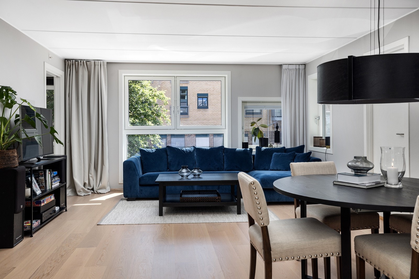 Lys og pen stue med parkettgulv og moderne farger. Vannbåren gulvvarme i alle rom. Galleribilde