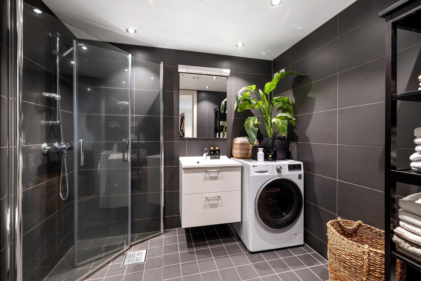 Pent, flislagt baderom med varmekabler i gulvet, balansert ventilasjon og opplegg for vaskemaskin. Galleribilde