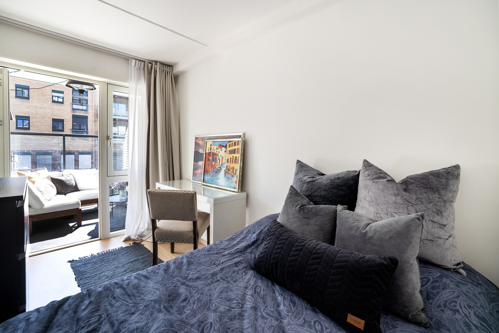 Soverom 2 med utgang til balkongen. Galleribilde