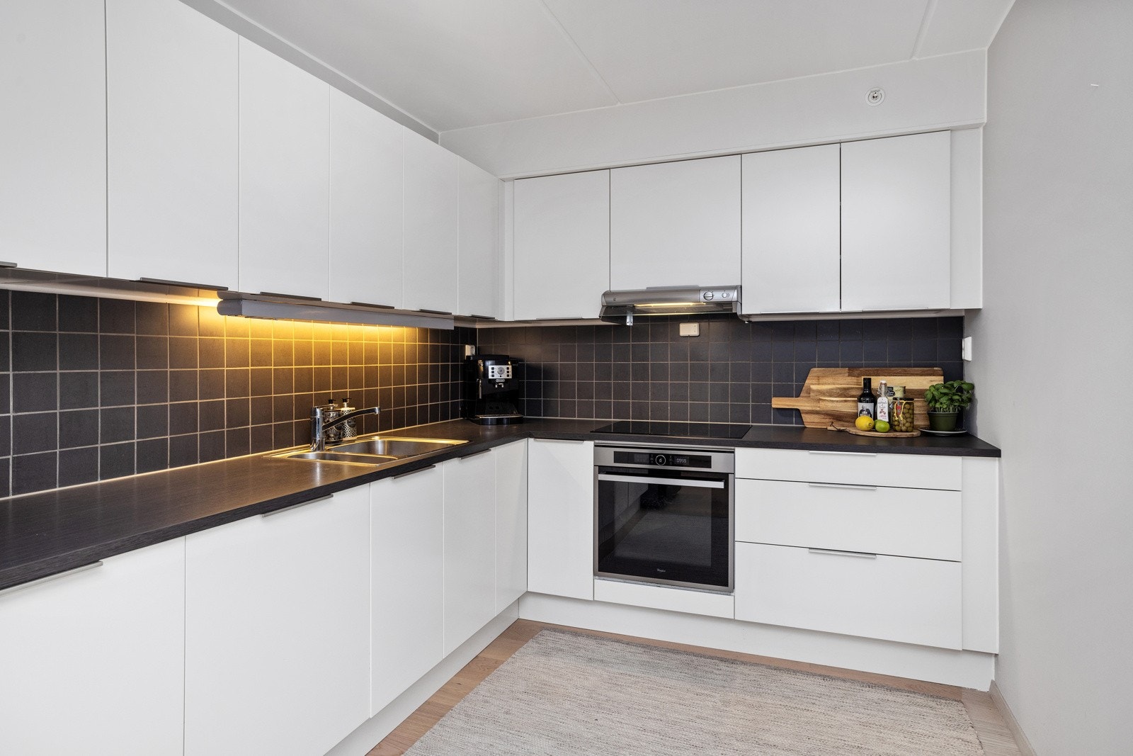 Det er stekeovn, induksjonsplatetopp og oppvaskmaskin integrert i innredningen. Galleribilde