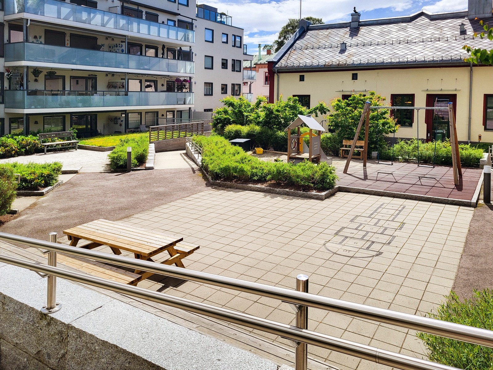 Fine fellesområder i atrium som kan benyttes av beboere i borettslaget Galleribilde