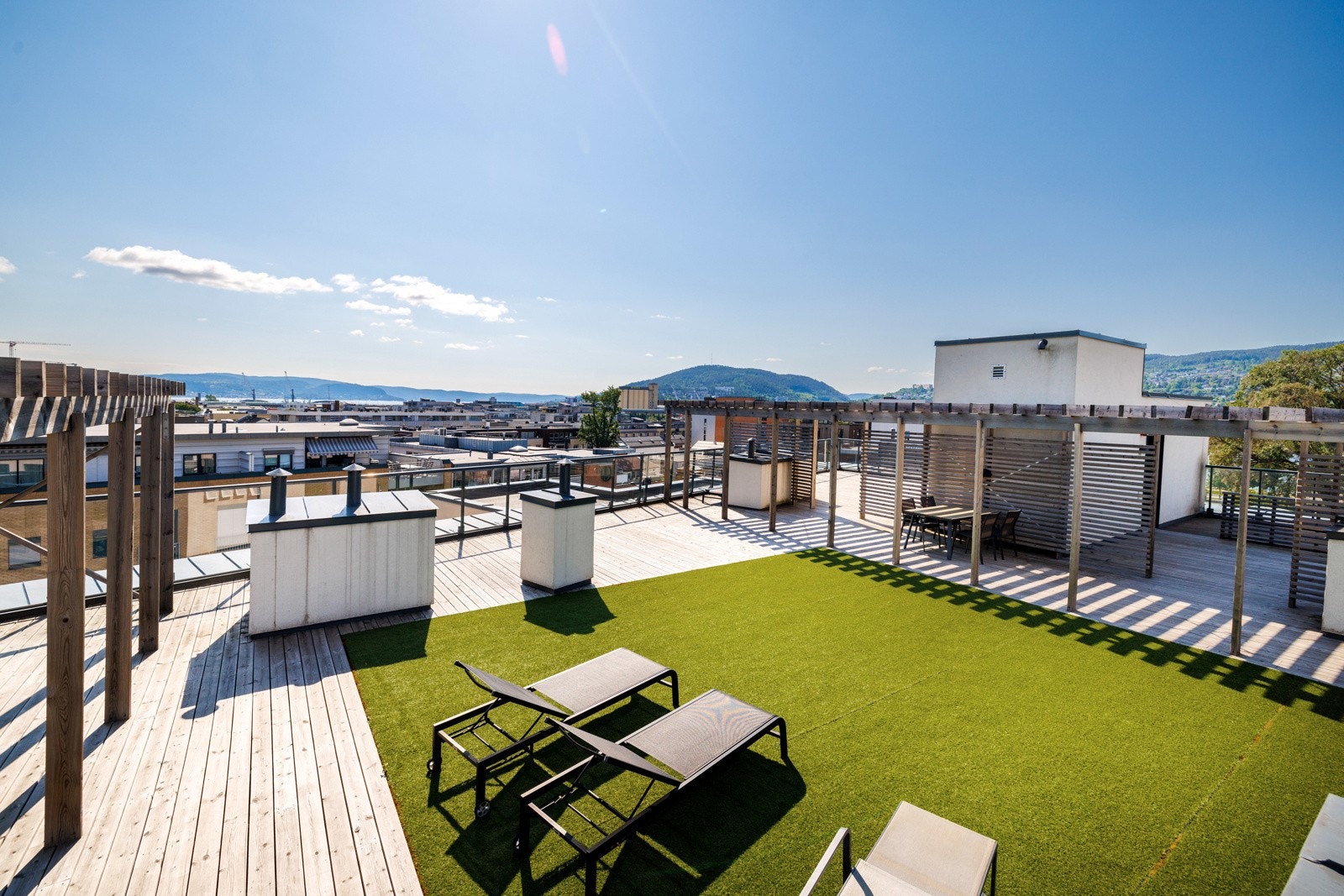 Skal du invitere inn til større lag, er takterrassen på toppen helt perfekt. Her er det både sol og flott utsikt over byen. Galleribilde