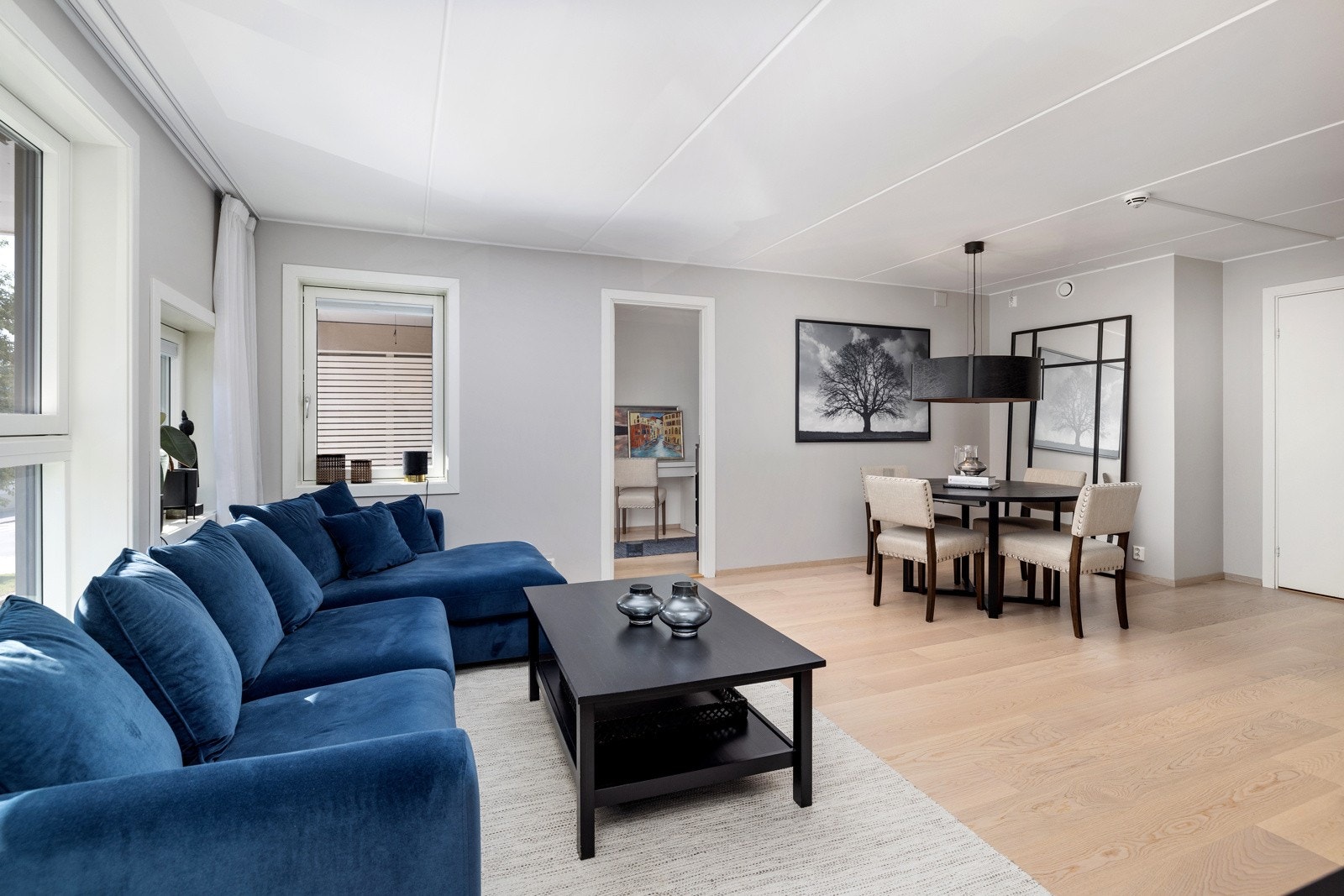 Plass til både sofagruppe og spisebord. Galleribilde