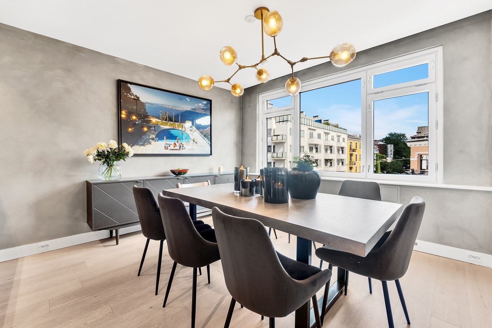 Romslig spisestue med god plass til et spisebord av god størrelse. Galleribilde