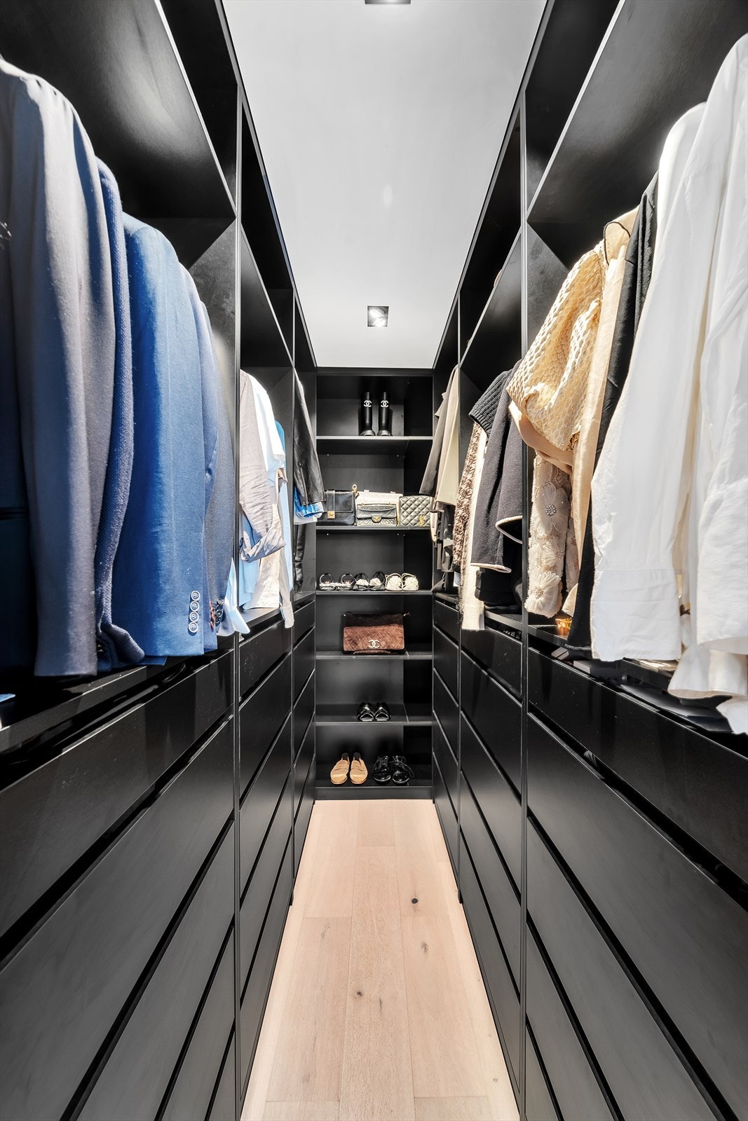 Mye klær? Ingen problem! Hovedsoverommet har en romslig walk-in garderobe med skapplass og oppheng. Galleribilde