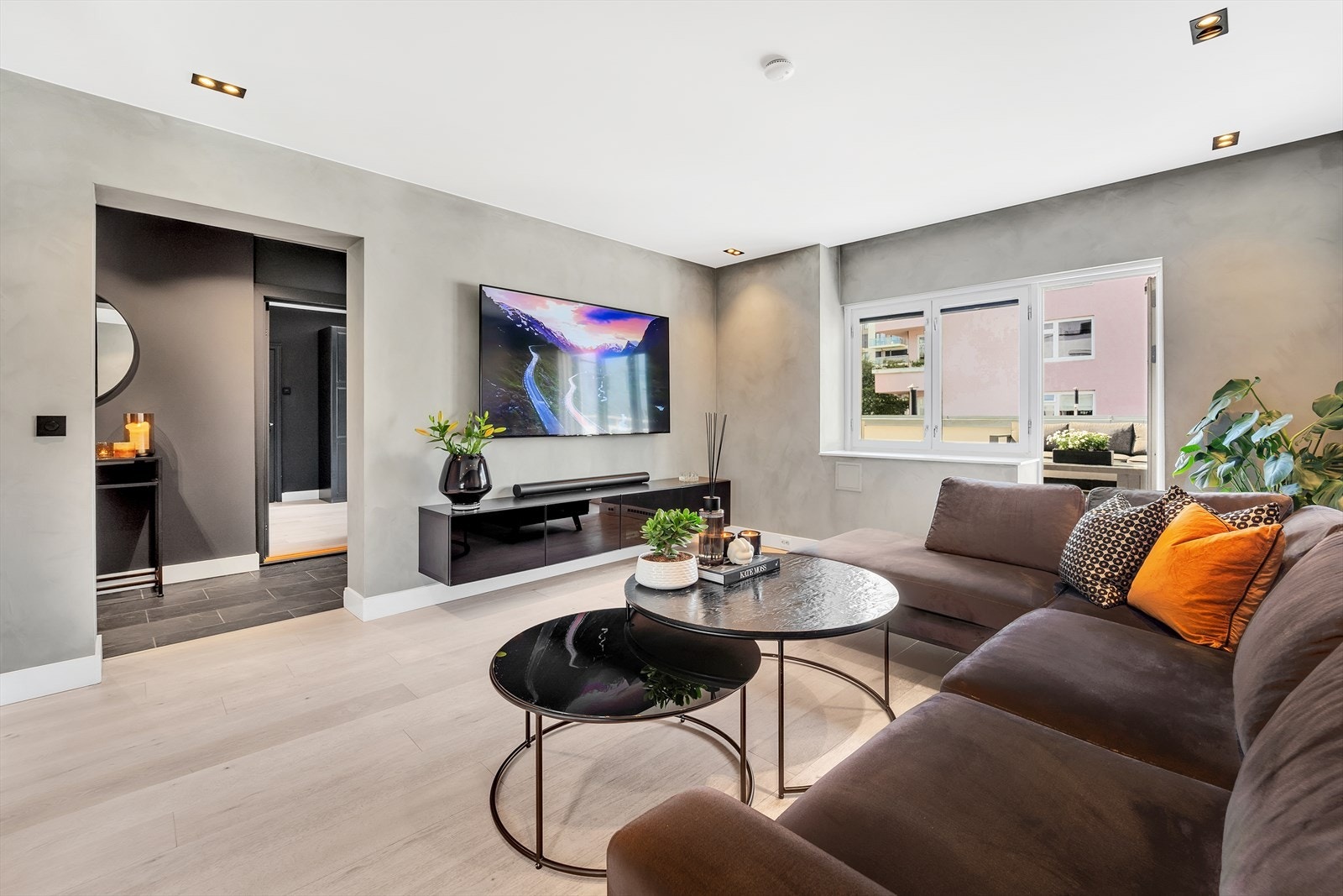 Vi beveger oss inn i leiligheten. Her blir du møtt av en romslig og lekker stue. Galleribilde