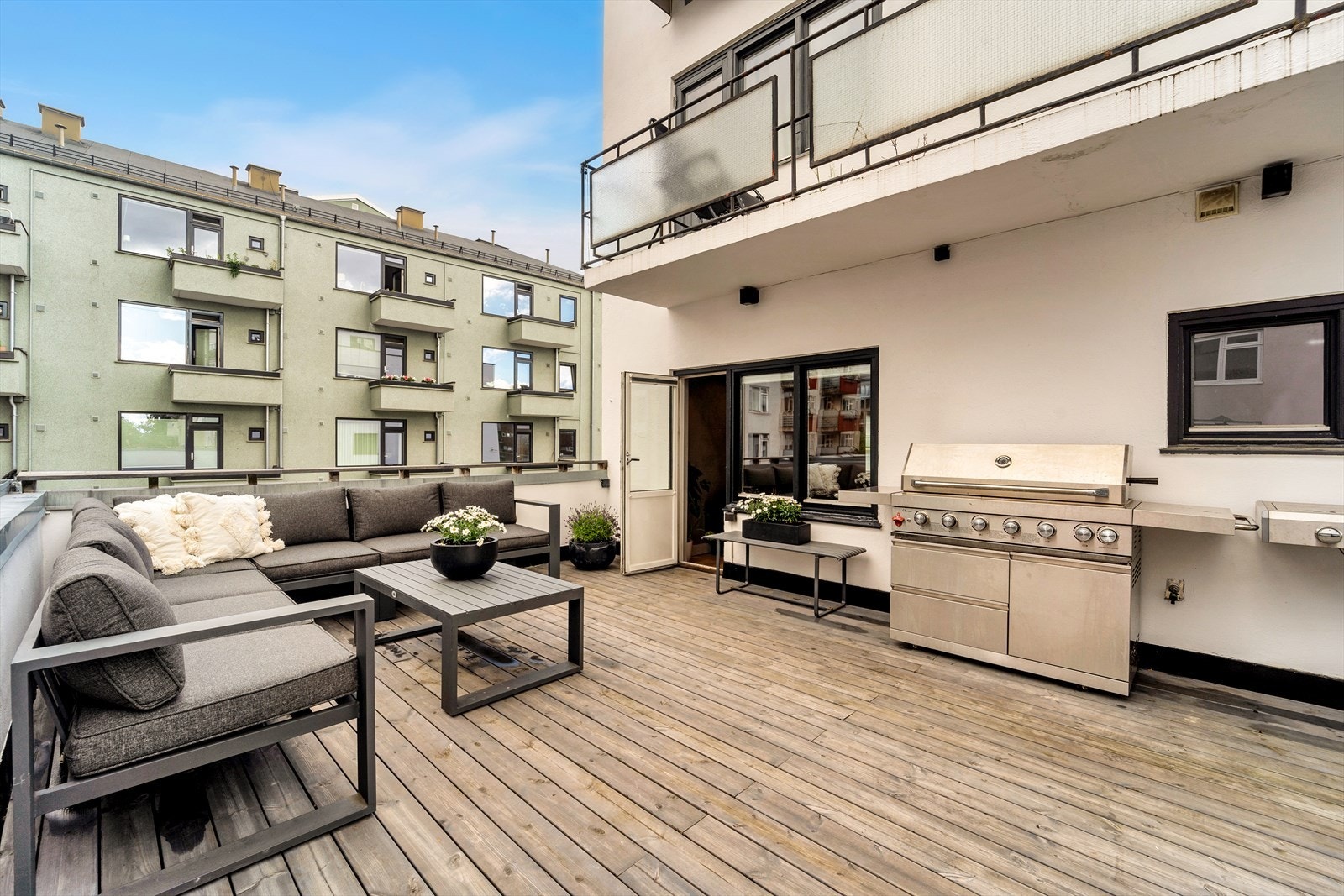 Fantastisk privat takterrasse med god plass til en stor sitteguppe og griller. Galleribilde