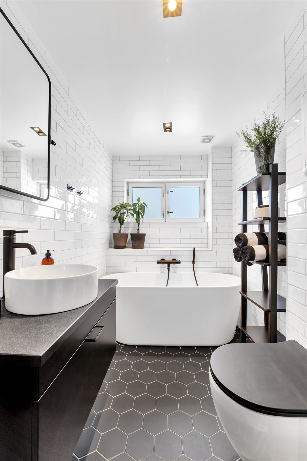 Leilighetens andre bad har nydelige fliser og badekar. Her har du også varme i gulvet. Galleribilde