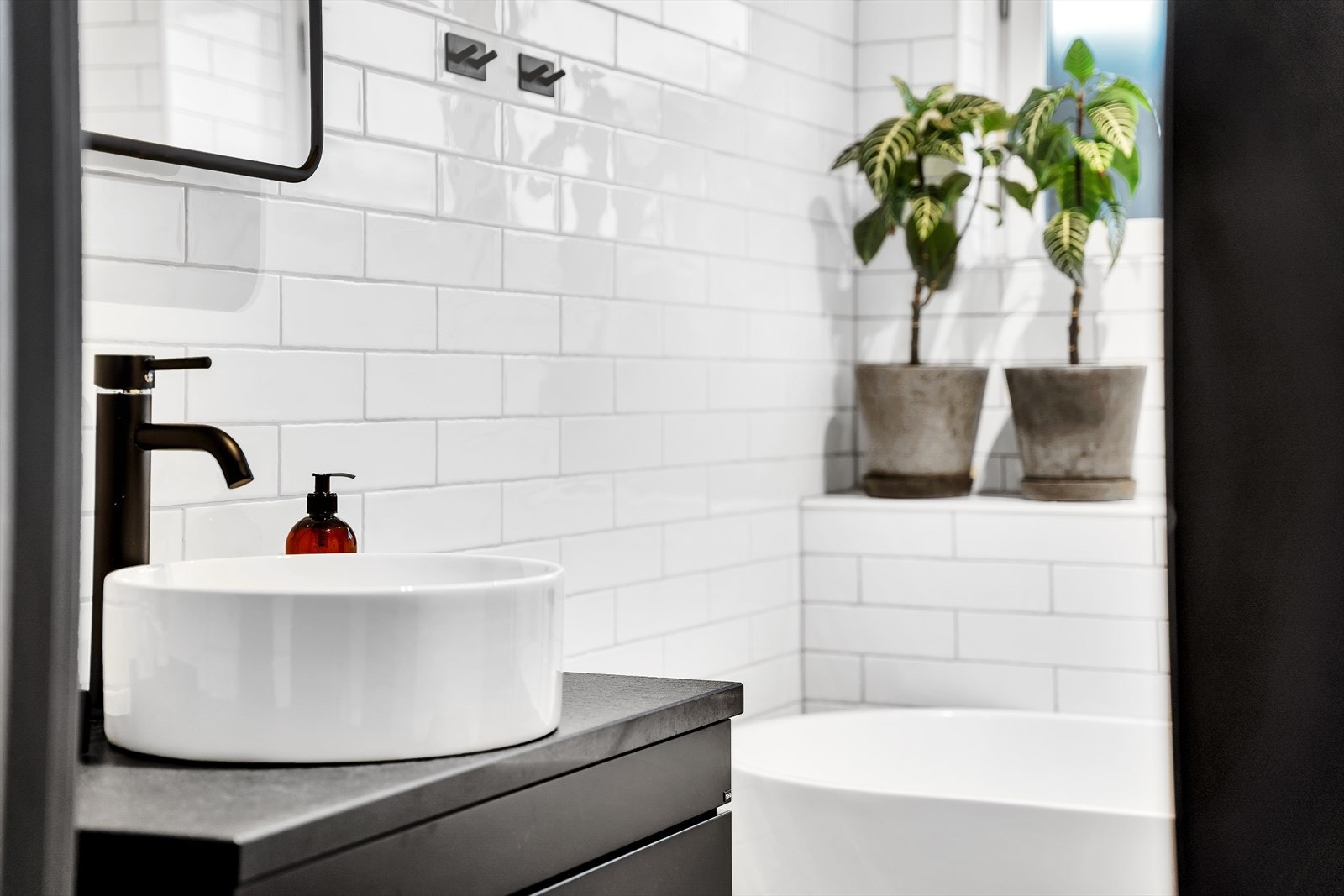 Servant med underskap og vegghengt toalett. Galleribilde