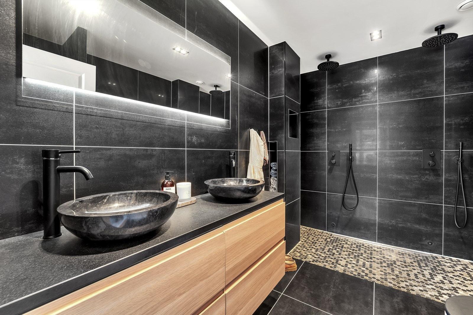 Hovedrommet gar sitt eget bad. Badet har en dobbel regnfallsdusj med nisjer til både håndkle og såper. Galleribilde