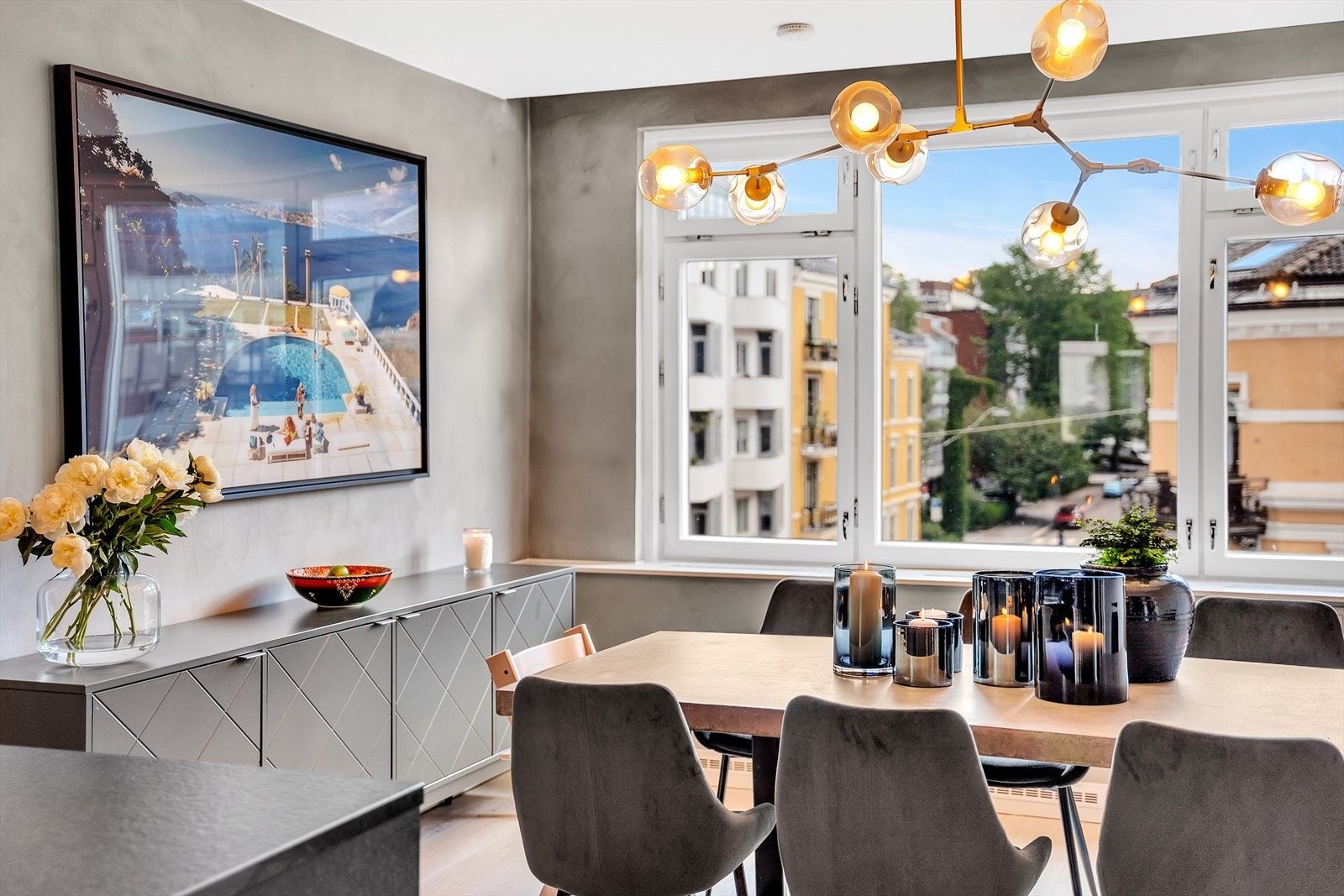 Legg merke til de store vindusflatene som slipper inn mye naturlig lys til rommet, og den fantastiske taklampen. Galleribilde