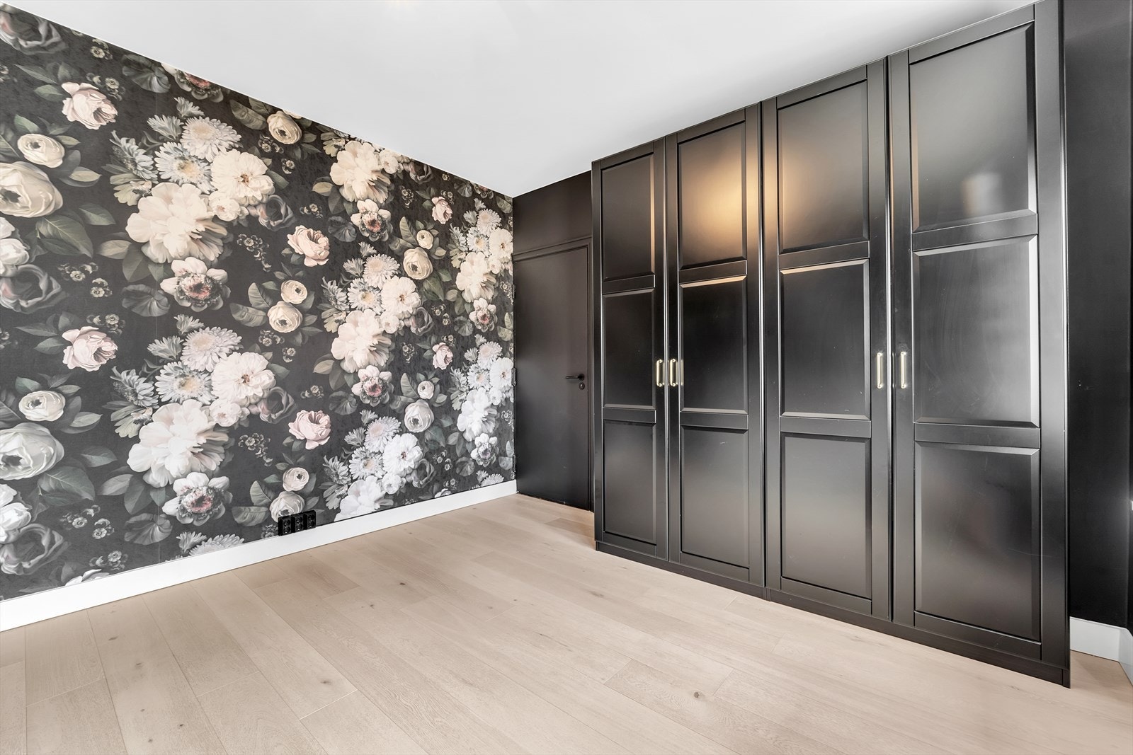 Rommet har flotte gulv, en stor garderobe og en pen tapet. Galleribilde