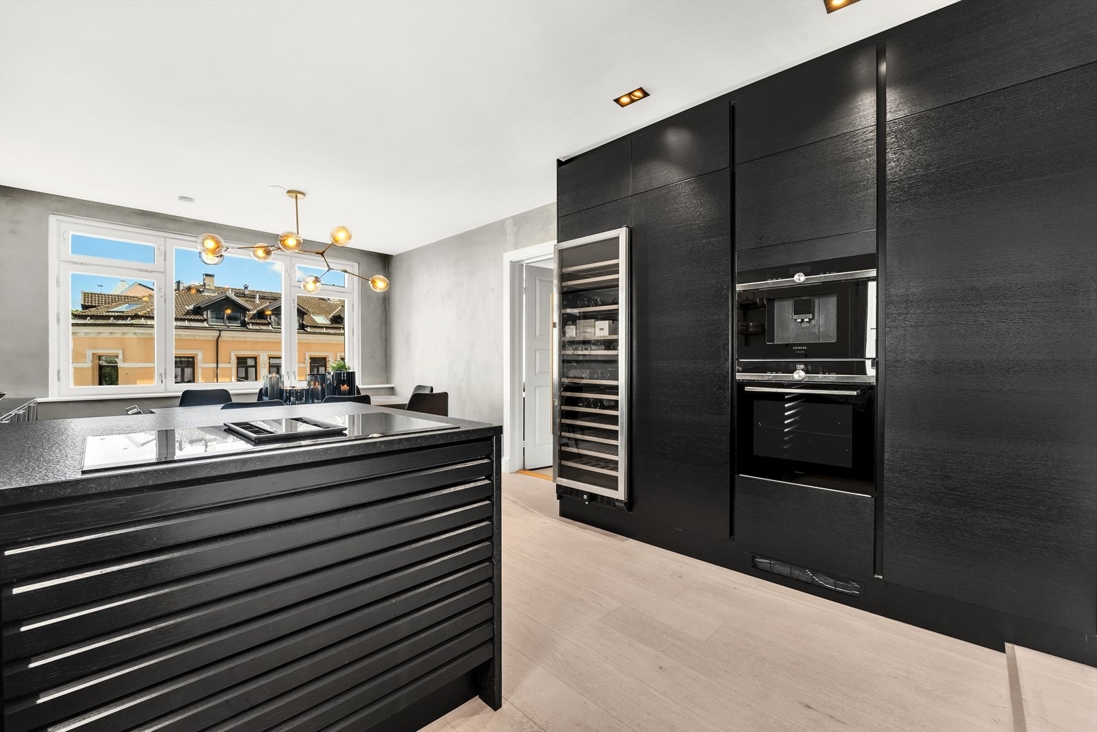 Moderne og stilfullt kjøkken fra HTH med benkeplate i stein. Galleribilde