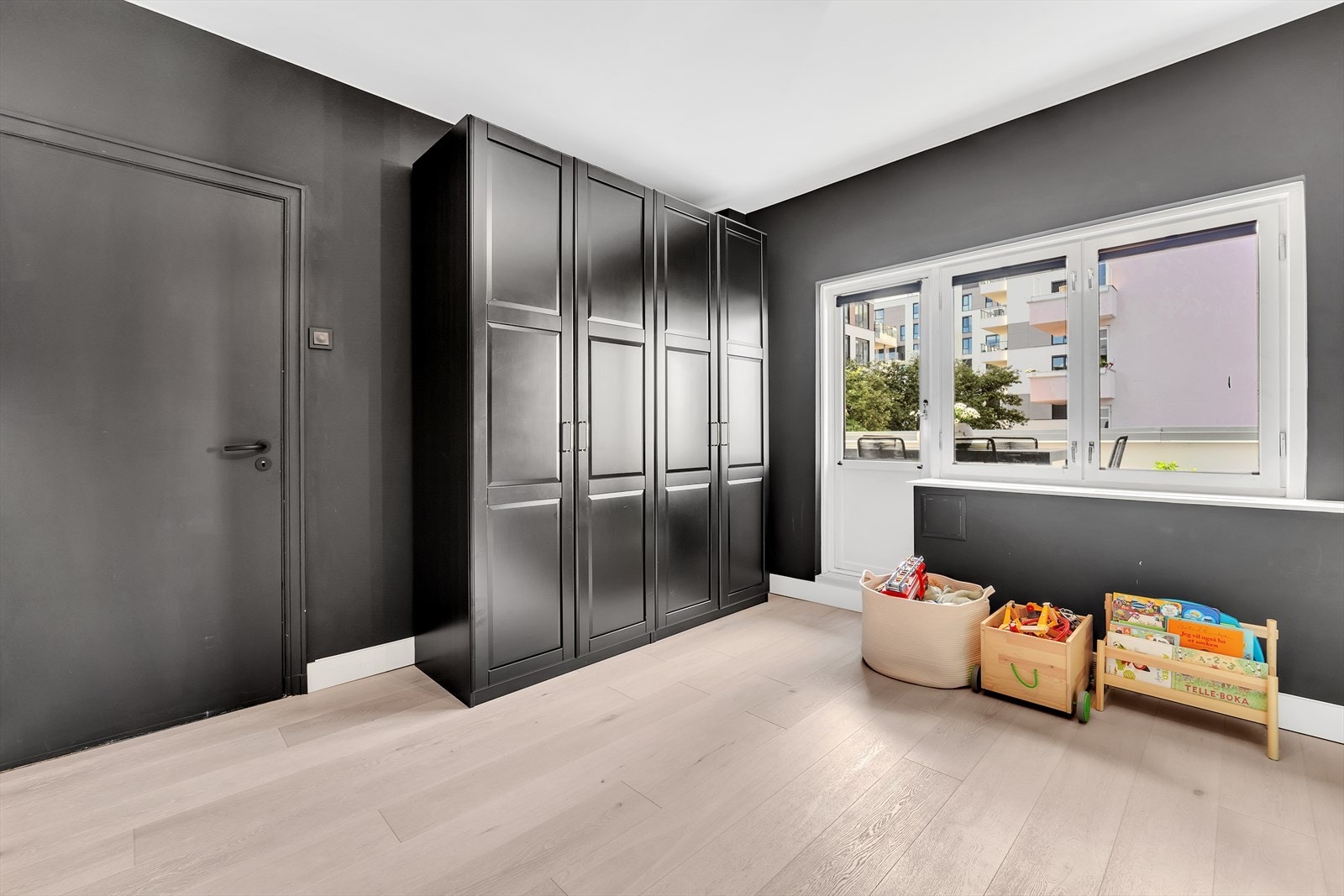 Her har du god plass til garderobe, dobbeltseng og skrivebord. Galleribilde