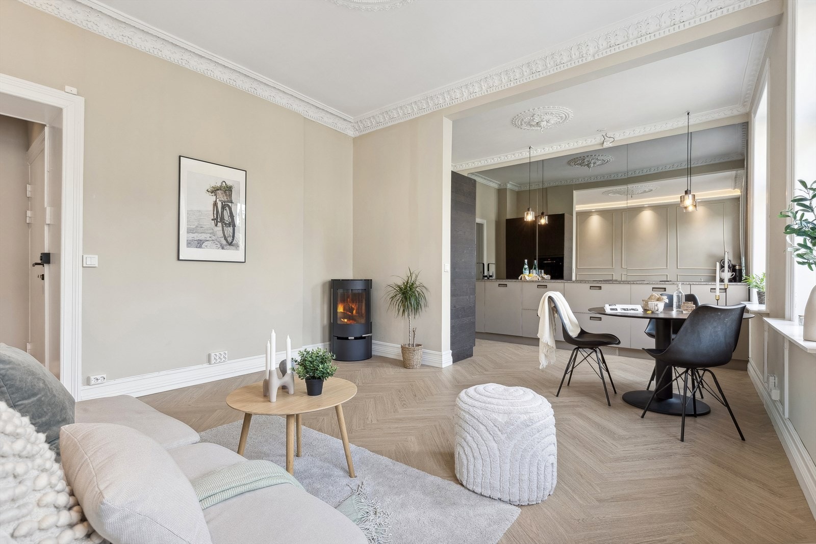 Leiligheten er totaloppusset i 2023/2024 og har store vindusflater og generøs takhøyde på 3 m som gir en luftig romfølelse med masse lysinnslipp. Galleribilde