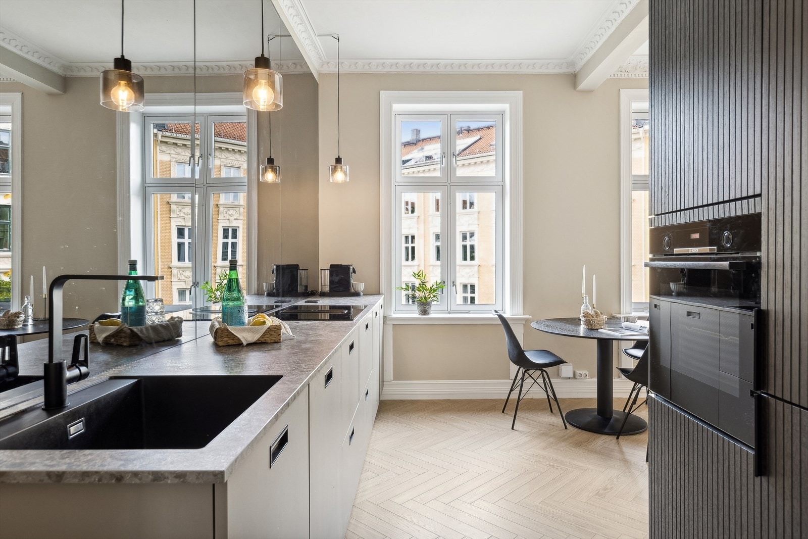 Stekeovn, platetopp, kjøl/frys og oppvaskmaskin er integrert i innredningen. Galleribilde