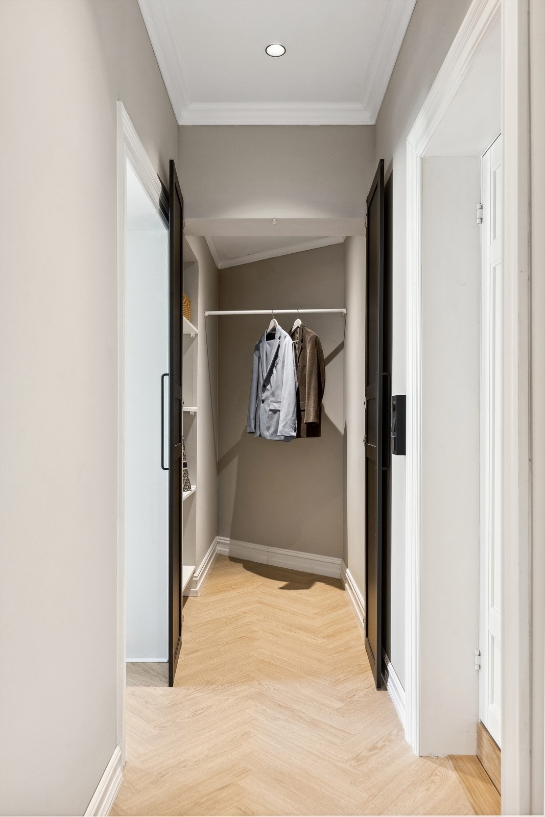 Du er velkommen inn i boligen via den lyse entréen. Den har gode oppbevaringsmuligheter med en innvendig bod som benyttes som walk-in closeth. Galleribilde