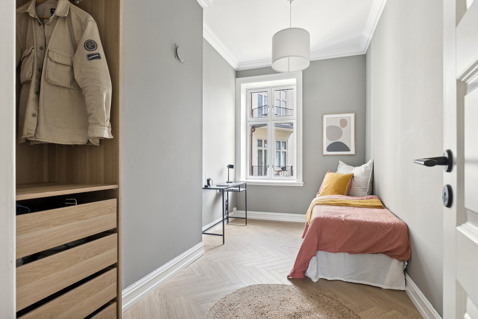 Soverom nummer to er også stort med plass til å innrede etter ønske og behov. Det egner seg utmerket som soverom/gjesterom/kontor, med plass til en dobbeltseng, pult, samt garderobeskap. Galleribilde