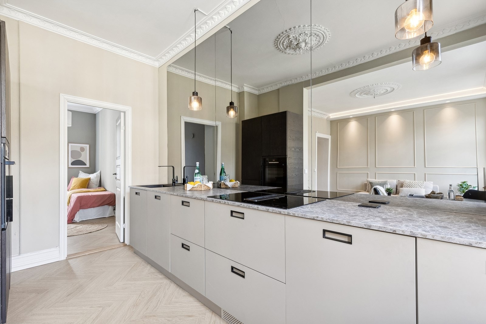 Boligen byr på et lekkert kjøkken i åpen stue/kjøkkenløsning, som gir en romslig følelse. Galleribilde