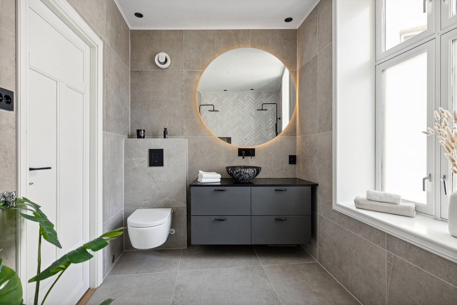 Lekkert flislagt baderom med varmekabler. Badet ble totaloppusset i 2023/2024. Galleribilde