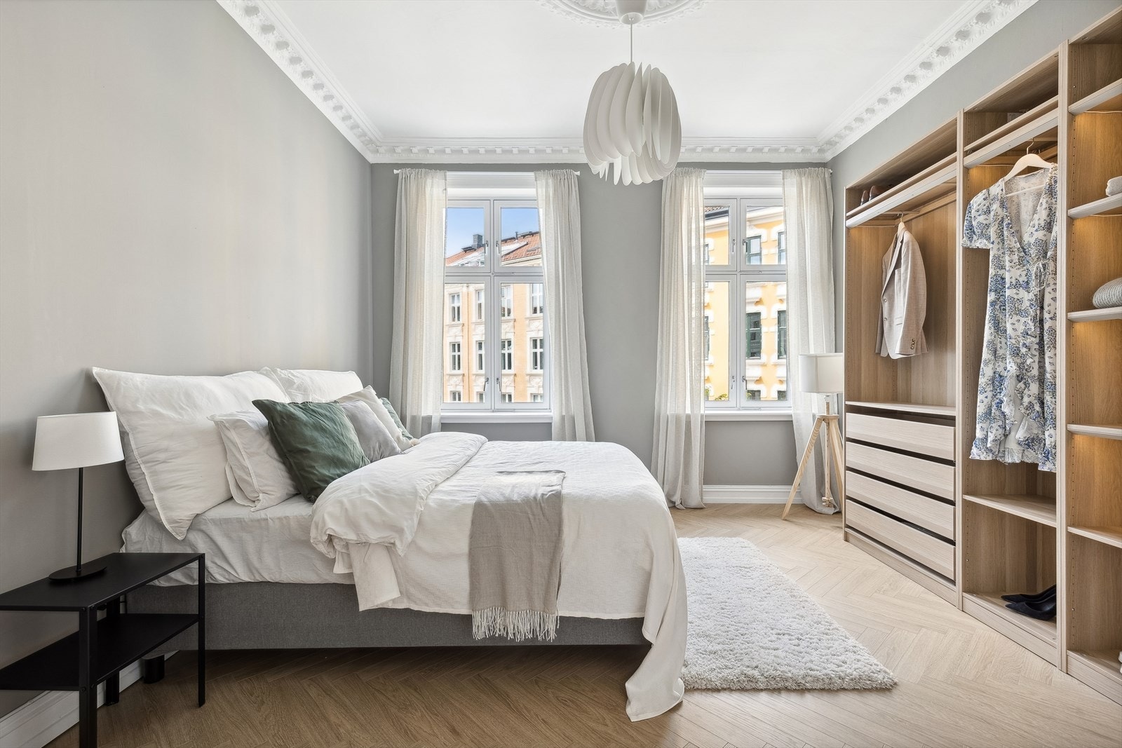 Hovedsoverommet er av god størrelse som er innredet med dobbeltseng, tilhørende møblement og garderobeskap. Galleribilde