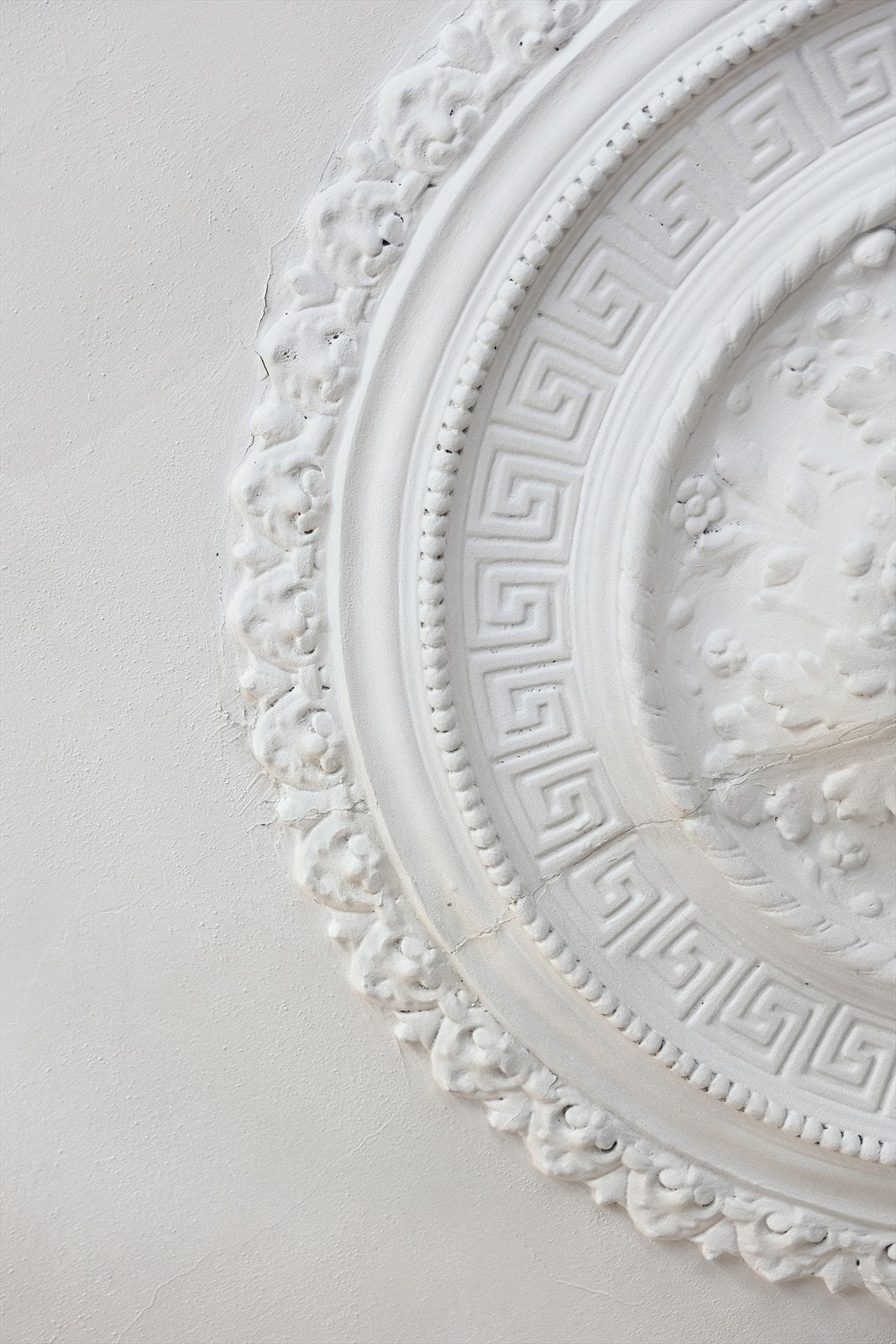 Klassiske detaljer som rosett & stukkatur er beholdt. Galleribilde