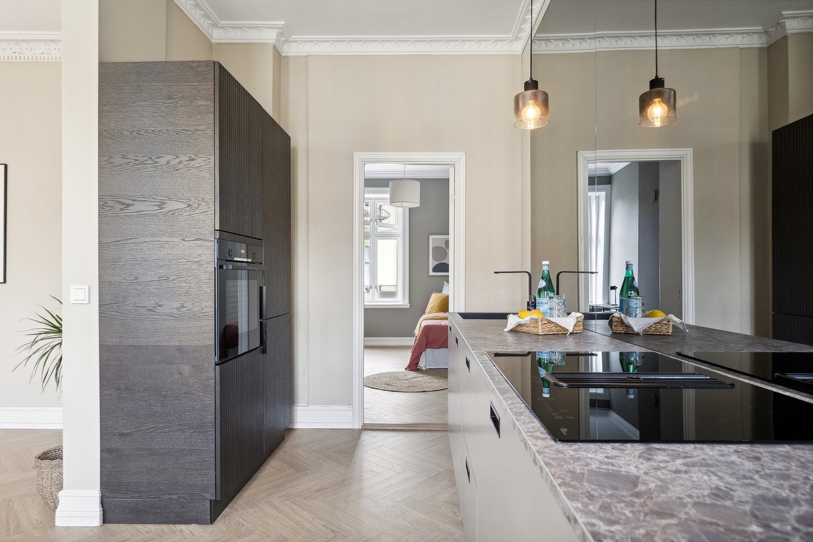 Kjøkkeninnredning med glatte fronter. Laminat benkeplate med nedfelt kum. Galleribilde