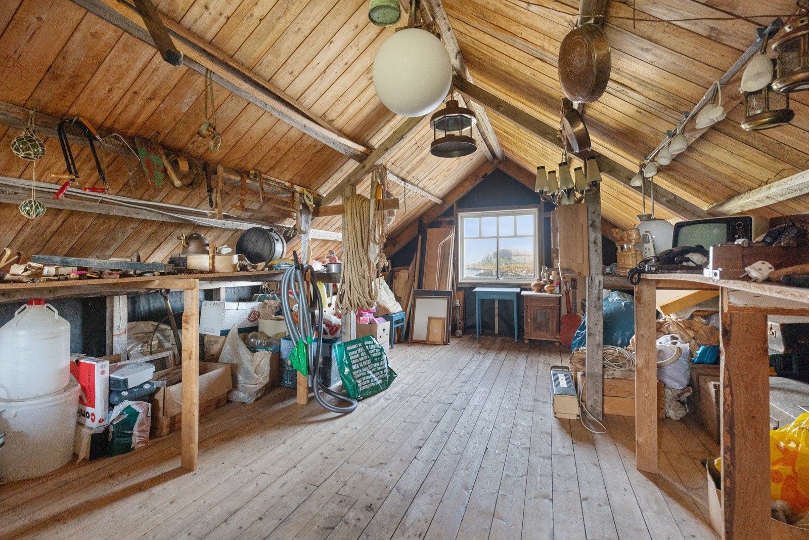 Det er godt med oppbevaringsmuligheter på loft, naust og garasje Galleribilde