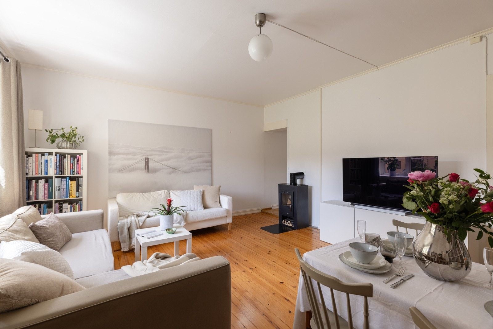 I stuen er det også peis for både varme og hygge på vinterstid. Galleribilde