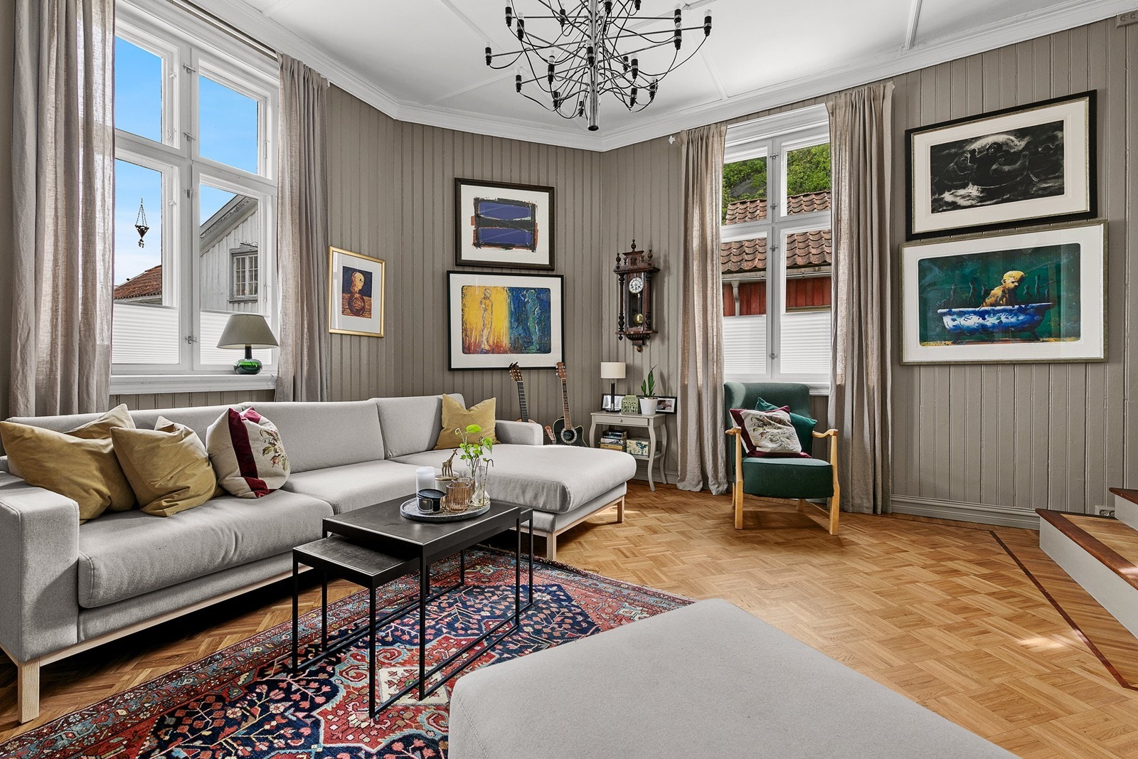 I TV-stuen er det malt med en dempet brunbeige (greige) tone. Galleribilde