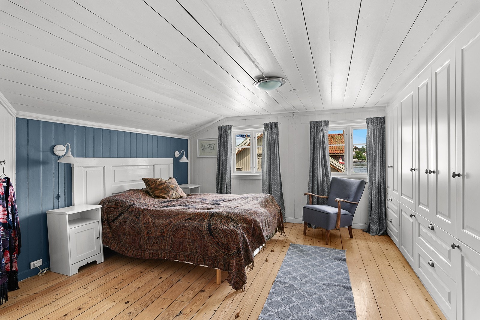 Hovedsoverommet ligger i 2. etasje og har god størrelse. Fra vinduet er det fin utsikt mot fjorden. Galleribilde