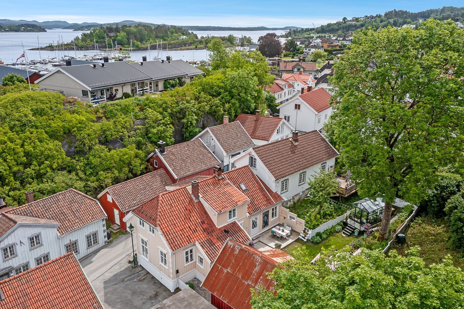 Huset ligger i et gammelt bymiljø der den tidligere hovedgaten går rett forbi, og bak huset ligger en sjarmerende hage. Galleribilde