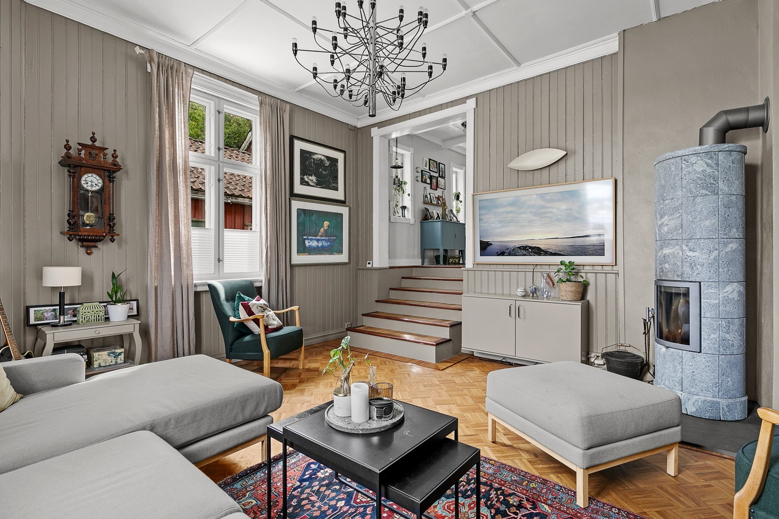 Den nedsenkede TV-stuen i husets nordre ende er romslig med god takhøyde. Galleribilde