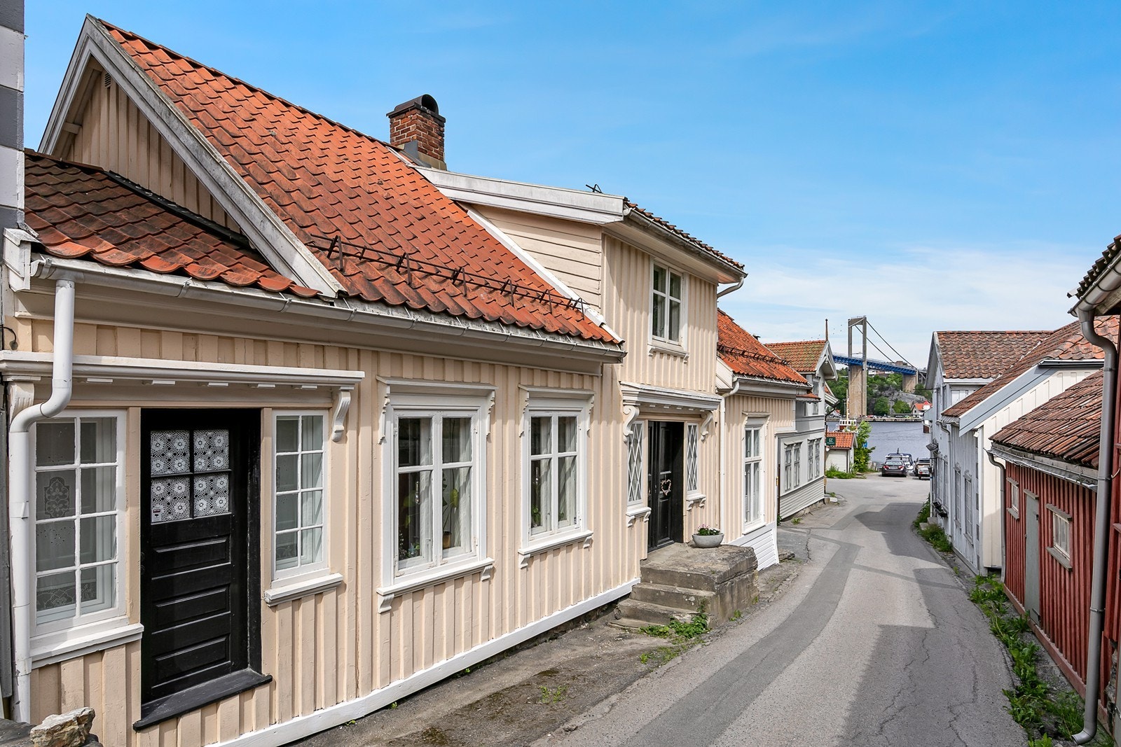 Gamle Stathelle er preget av godt bevarte trehus og smale gater, og området byr på småbåthavner, fine badeplasser og en flott park. Galleribilde