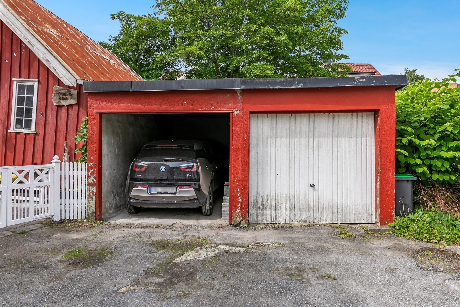 På eiendommen er det oppført en frittstående garasje som er klar for riving. Galleribilde