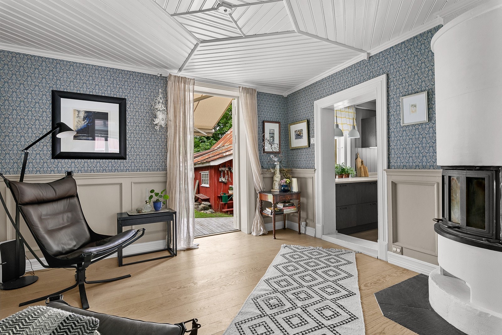 I dagligstue er det ny spesialtilpasset terrassedør ut til hagen. Galleribilde