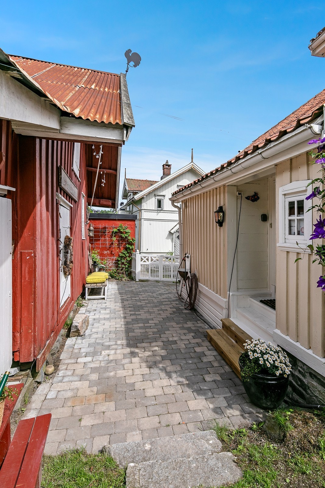 Ny belegningsstein er lagt i inngangspartiet. Galleribilde