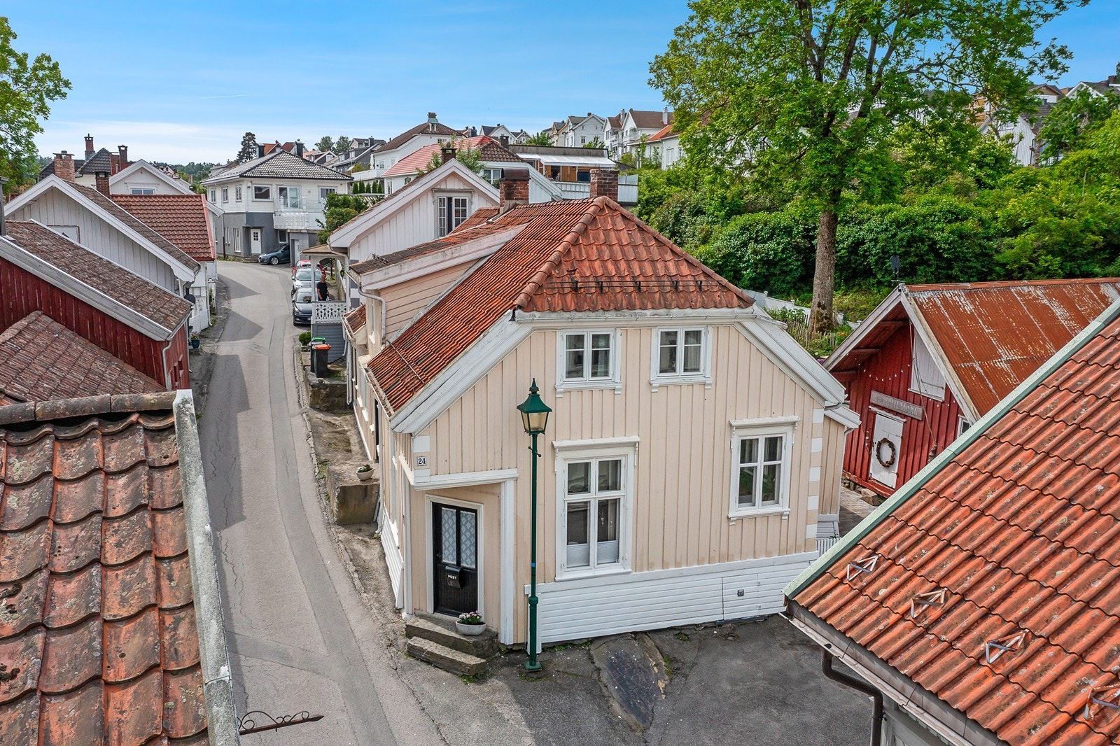 Eiendommen ligger i et attraktivt og gammelt bymiljø på Gamle Stathelle, med umiddelbar nærhet til sjøen. Galleribilde