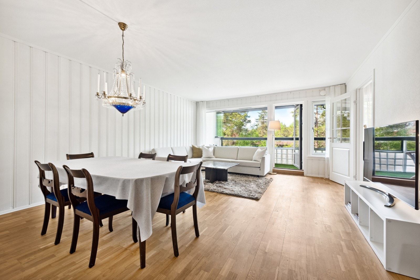 Stuen er særdeles lys og solrik med store vindusflater ut mot balkongen. Galleribilde