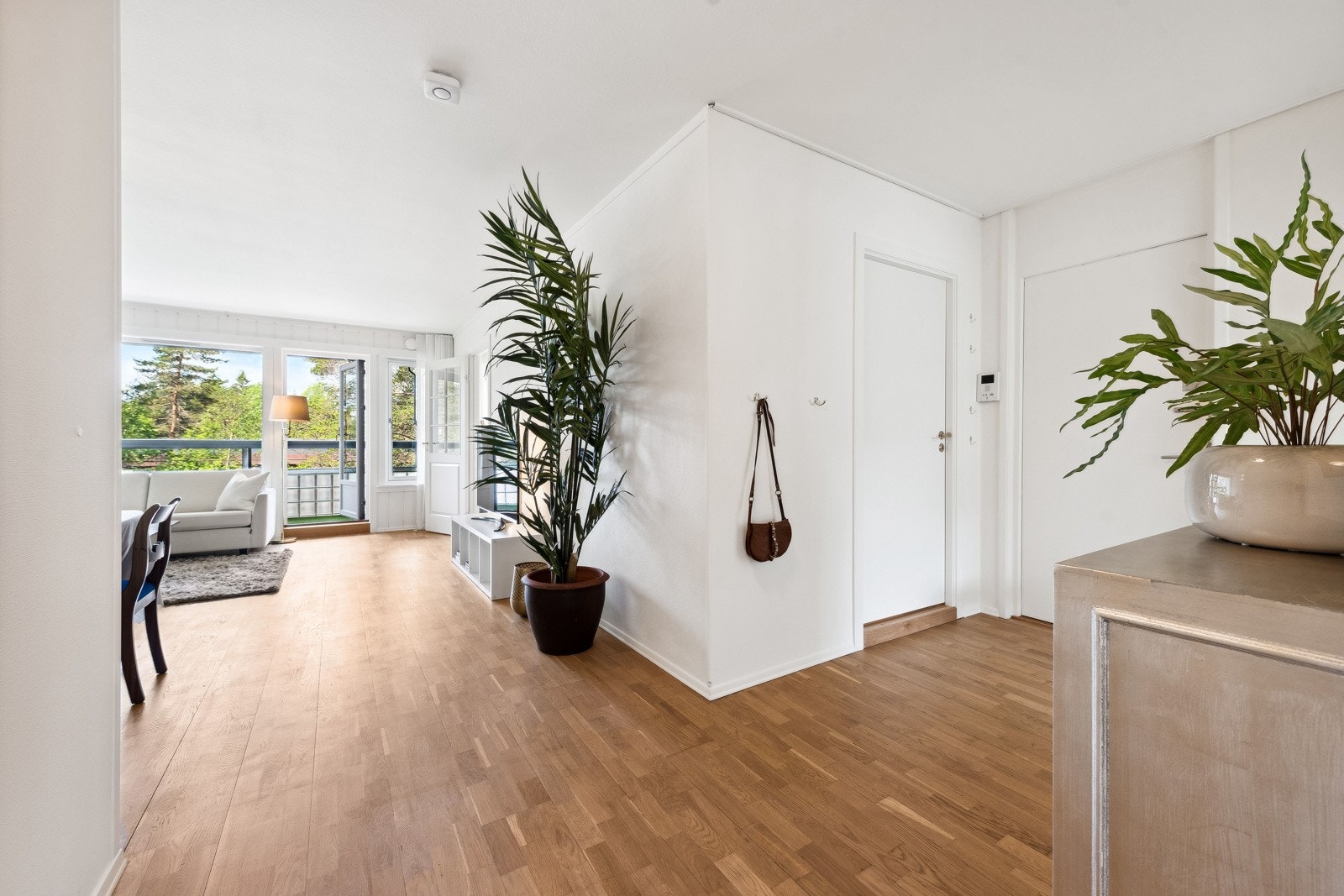 Leiligheten har en åpen og sosial løsning som gir fine lys og solforhold. Galleribilde