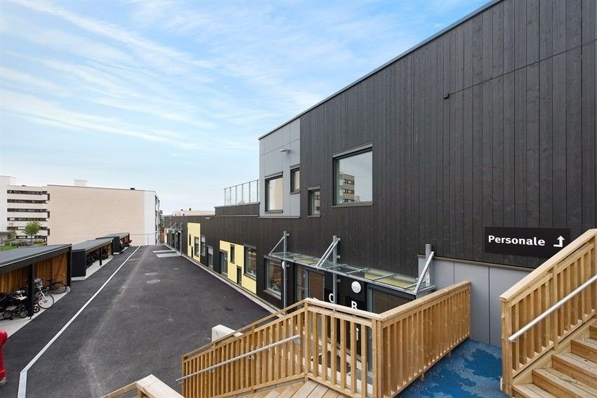 På Romsås kan du gå bilfritt til både barnehager og skoler. Her fra populære Svarttjern barnehage. Galleribilde