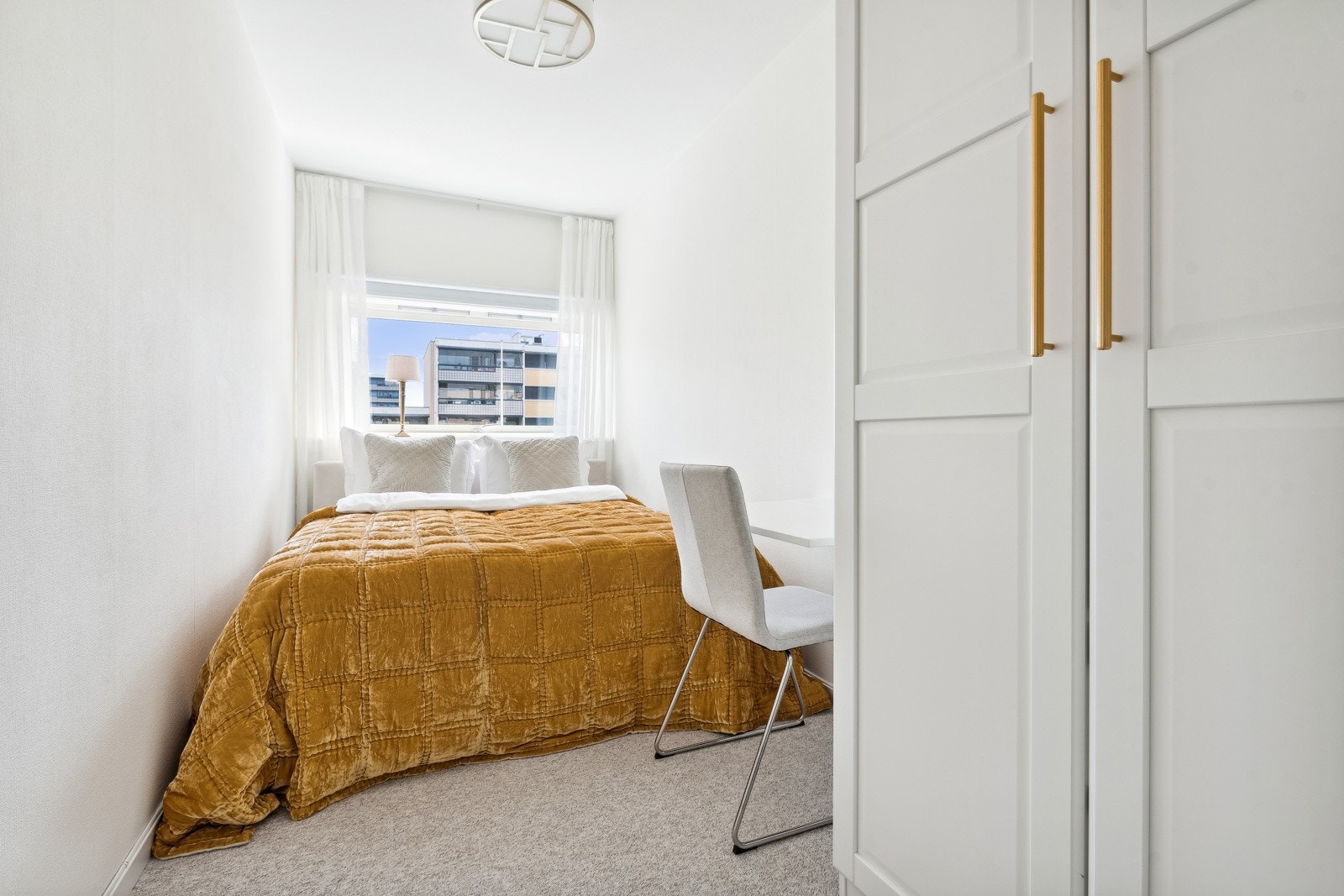 Soverom 3, et sommerlig rom. Dobbelt garderobeskap. Den beste planløsningen med 3 soverom på rekke. Galleribilde