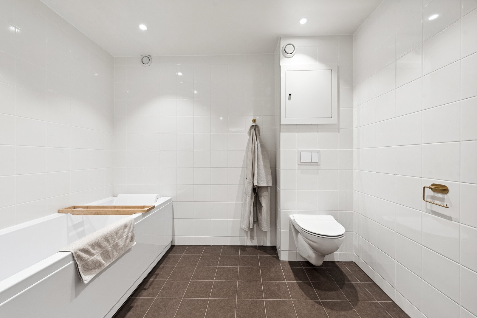 Ekstra påkostninger gjort av selger på garnityr, servant med innredning. Med dusj i badekar får man det beste av to verdener, varme bad på kalde vinterdager og kjølende dusjer på varme sommerdager. Galleribilde