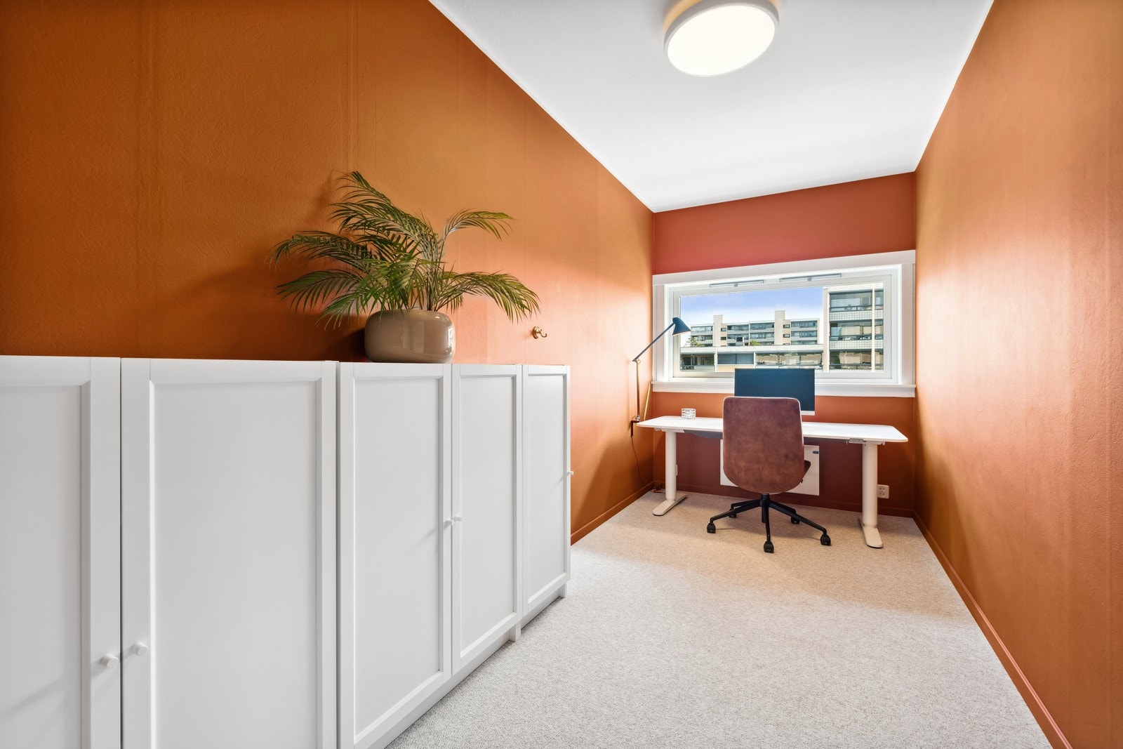 Soverom 2 nytter selger i dag som kontor. Nytt kvalitetsmessig vegg-til vegg teppe og nymalte glatte vegger. Galleribilde