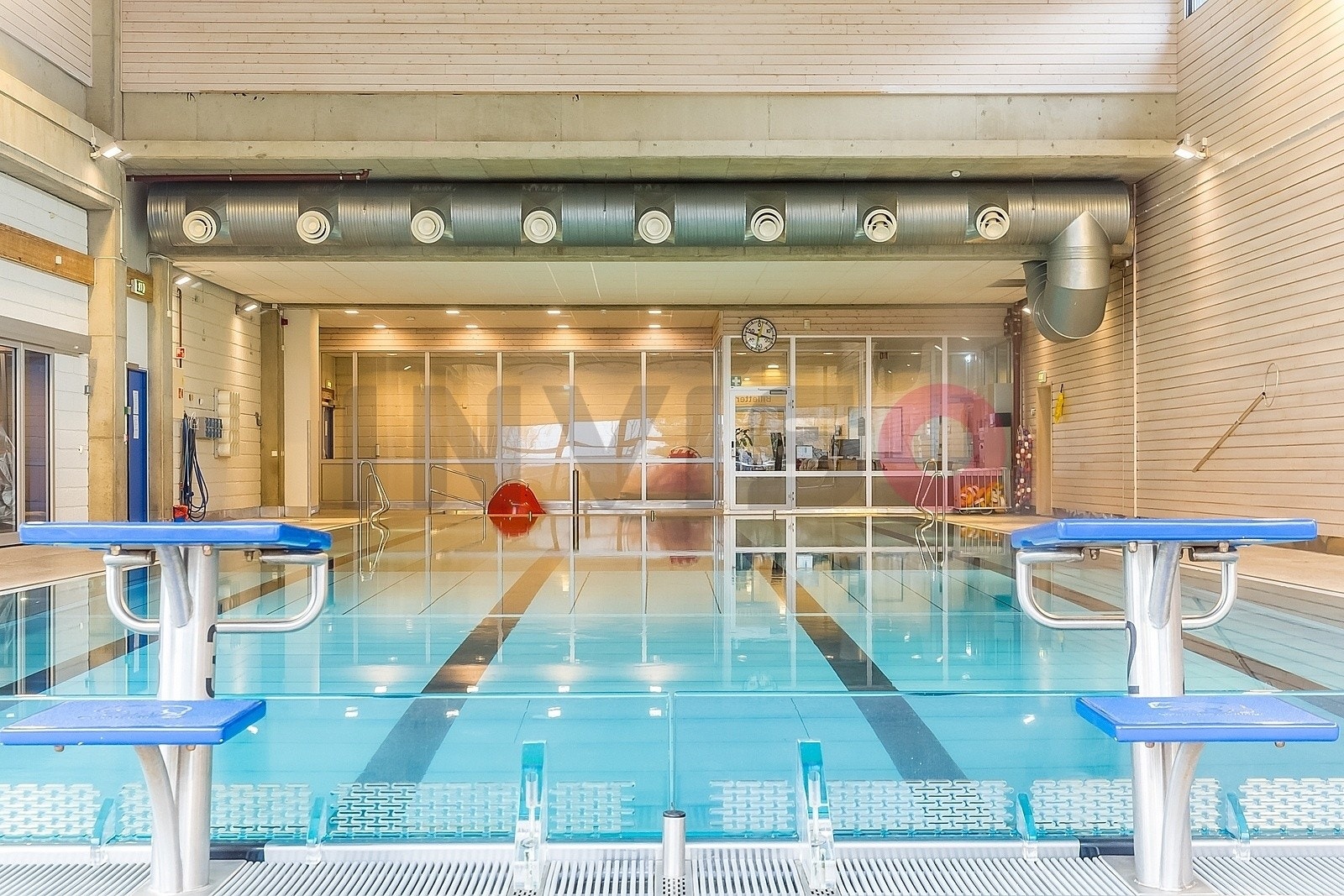 På Romsås senter har du treningsmuligheter, men også noe så sjeldent som en superpopulær svømmehall. Galleribilde