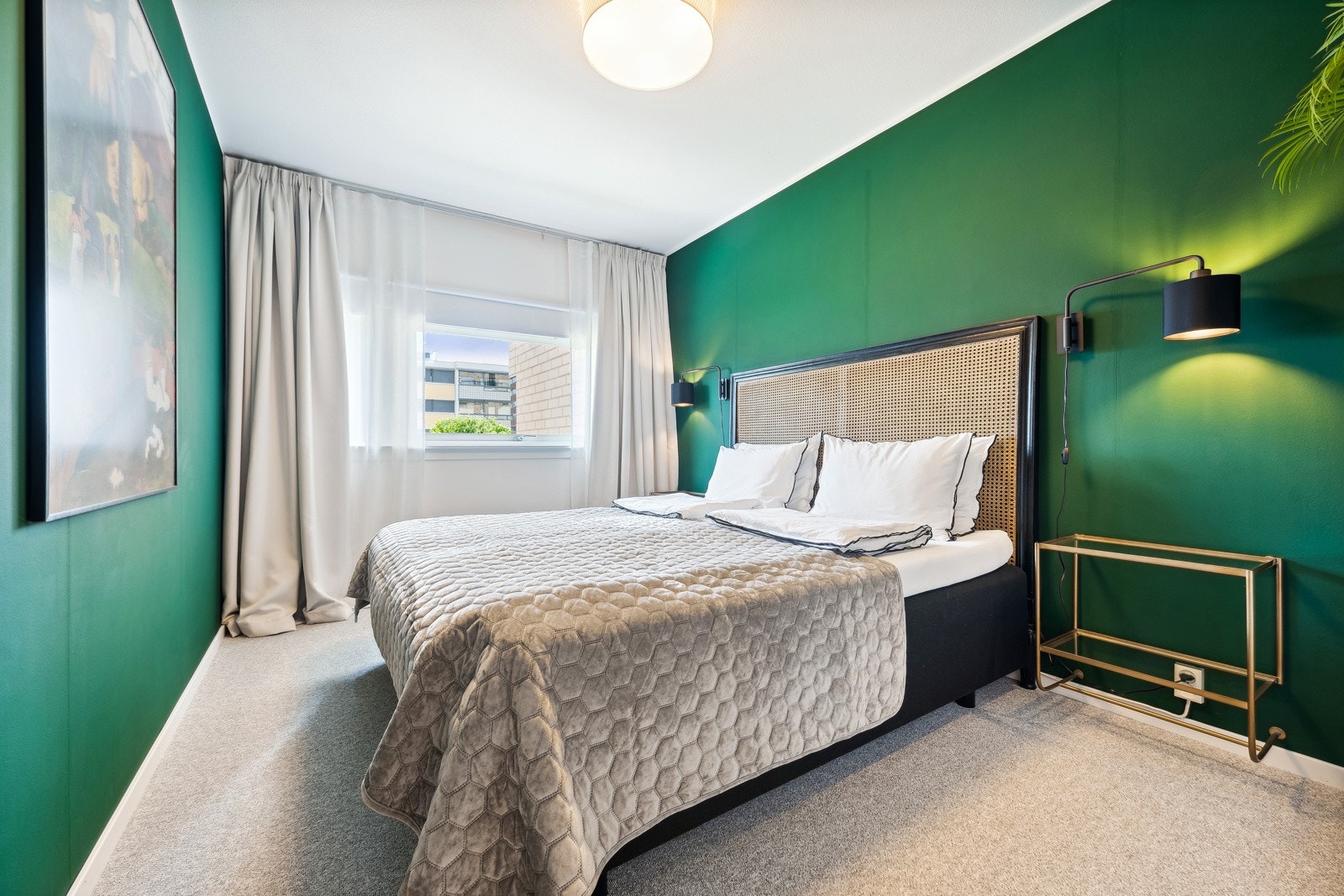 Lunt og romslig hovedsoverom med god plass til dobbelseng og tilhørende møblement. Galleribilde