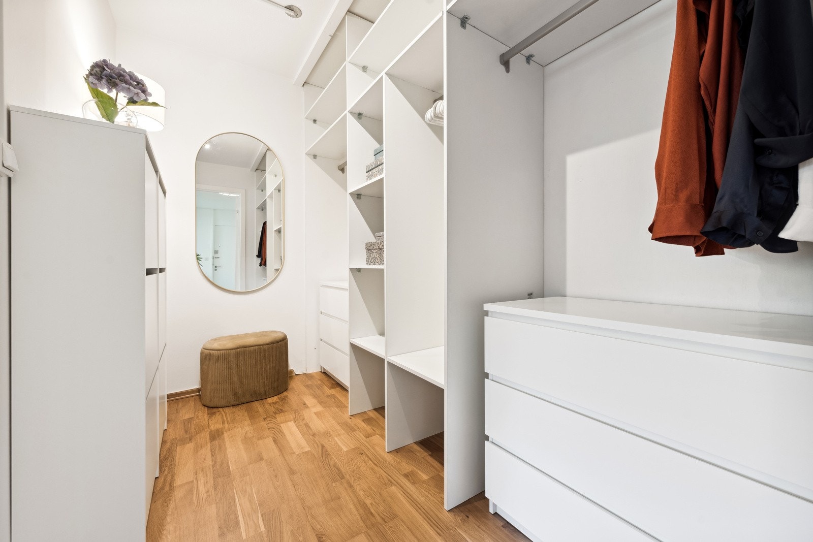 Eget walk-in rom med plassbygde garderobeløsninger. Litt luxus i hverdagen. Galleribilde