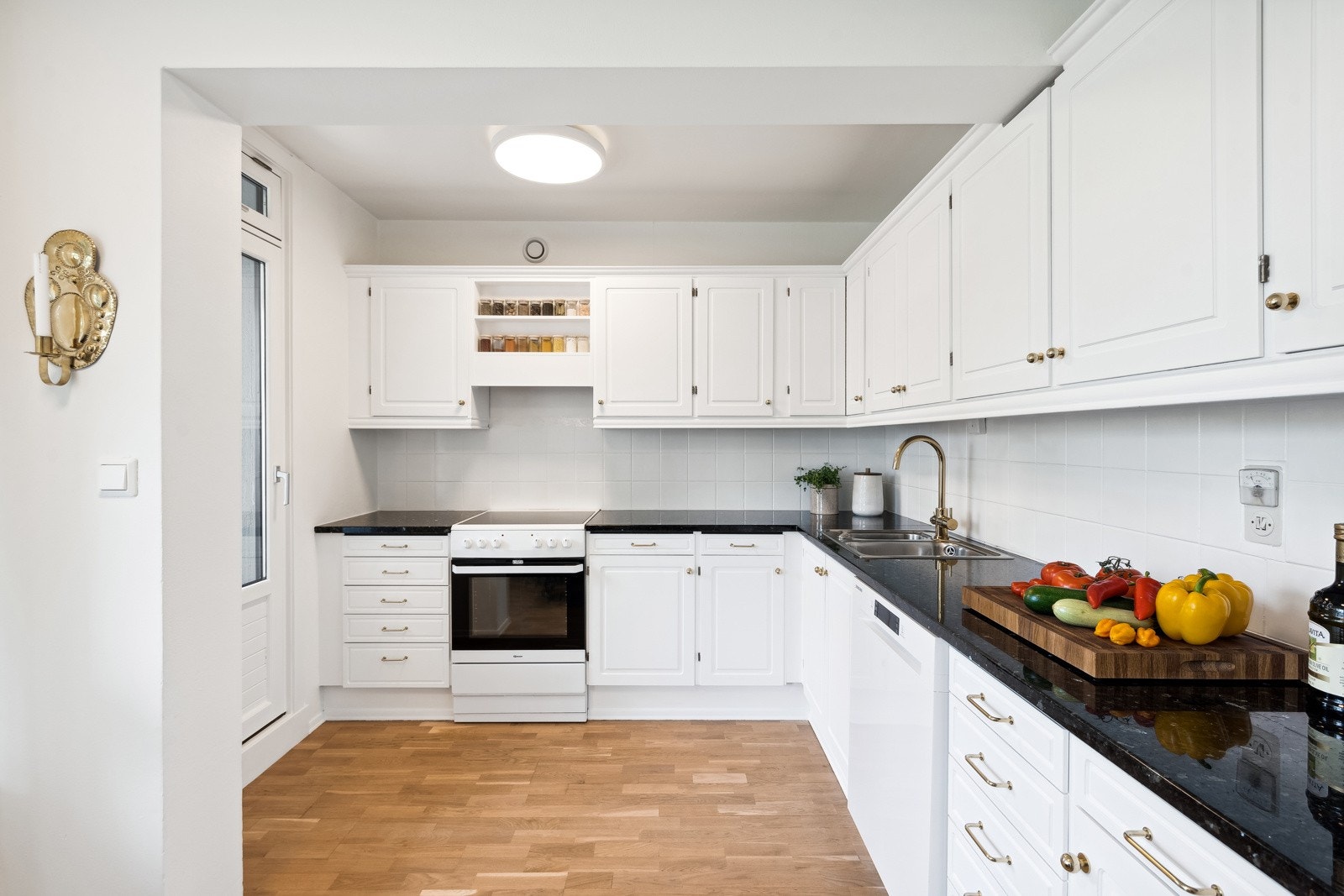 Hvitevarer som komfyr, oppvaskmaskin og kjøl/frys vil følge leiligheten. Galleribilde