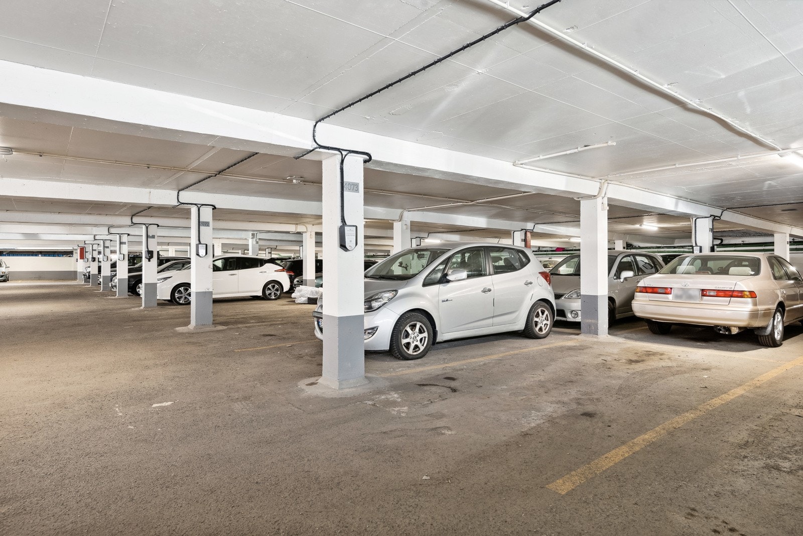 Det medfølger egen parkeringsplass i garasjeanlegg, og for de med el-bil er det mulig å få lagt opp til lading. Galleribilde