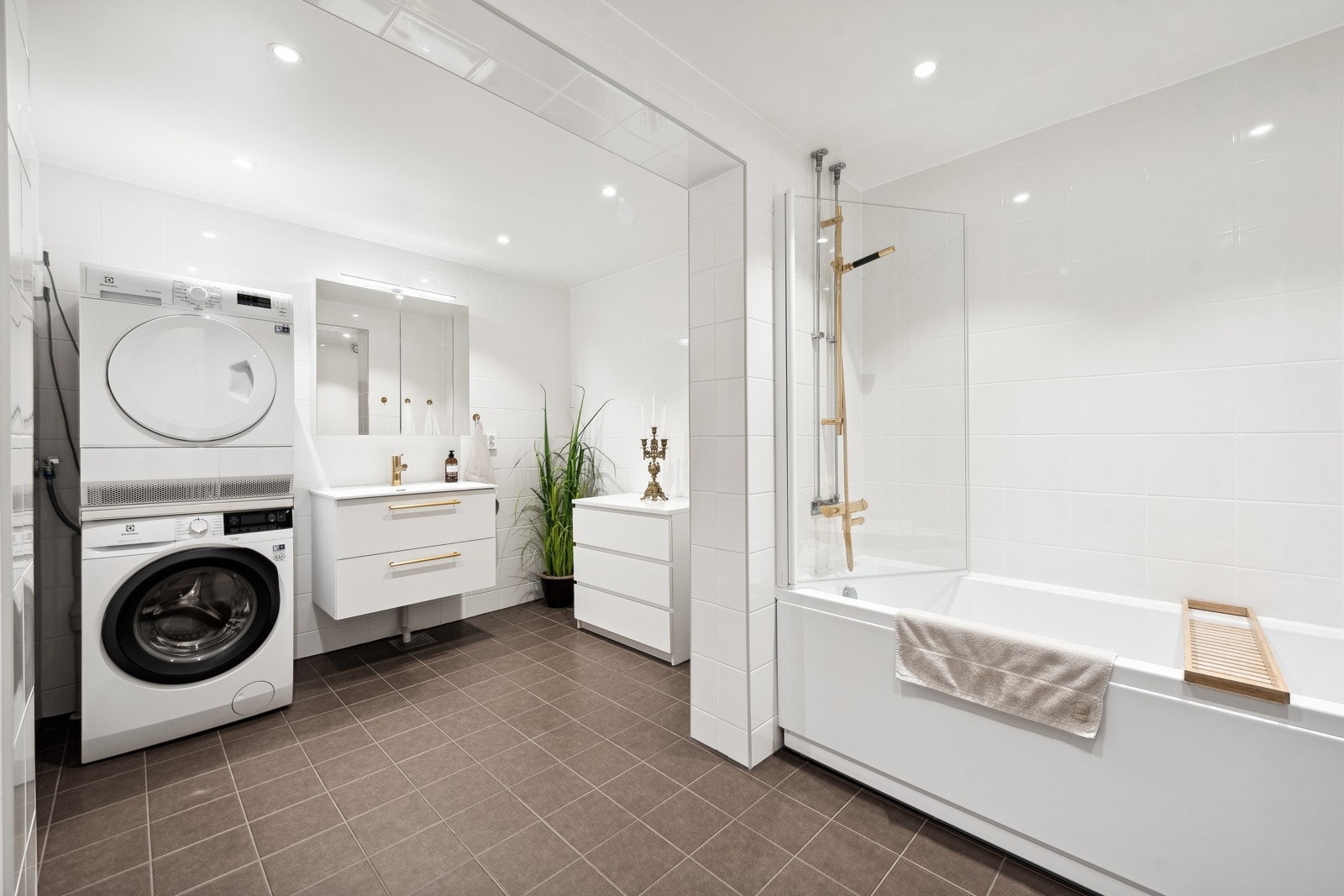 Delikat og innflytningsklar 4 roms med store påkostninger de siste 2 årene. Både valg av materialer og utførte arbeider framstår av høy kvalitet. Galleribilde